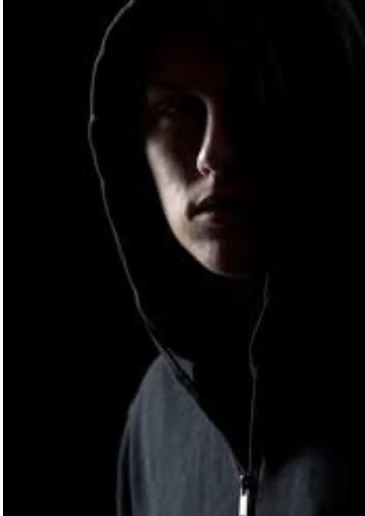 ¿Alguna vez sentiste que alguien te observa, aunque estés solo? Foto: Freepik