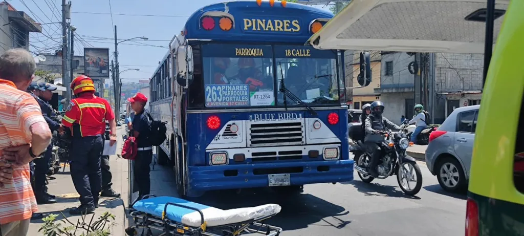 Bus atacado en la Calle Martí.