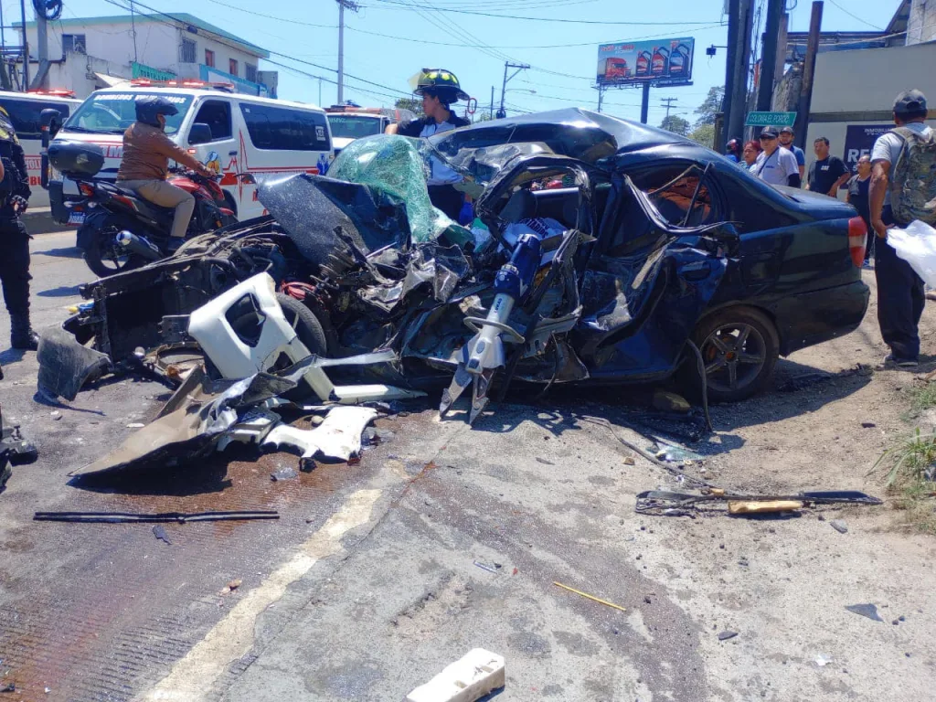 Vehículo destruido en accidente 