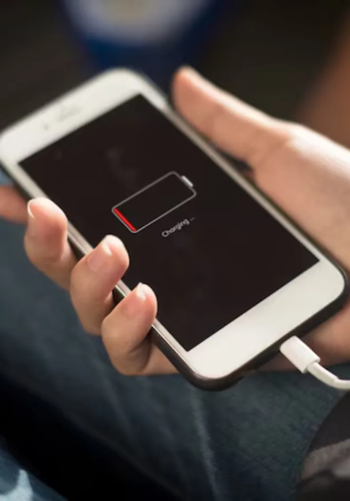 Descubre cómo cargar tu celular de manera inteligente para prolongar su vida útil y evitar contratiempos. Foto: Freepik