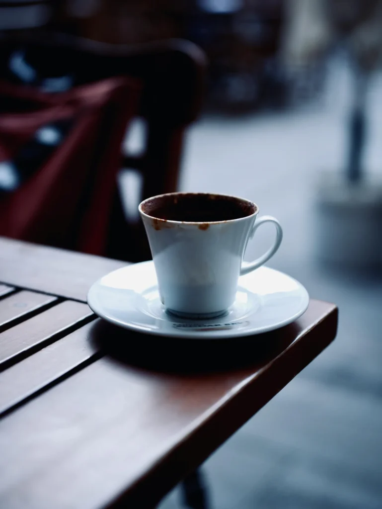 La ciencia confirma: El café matutino podría ser la clave de un buen humor