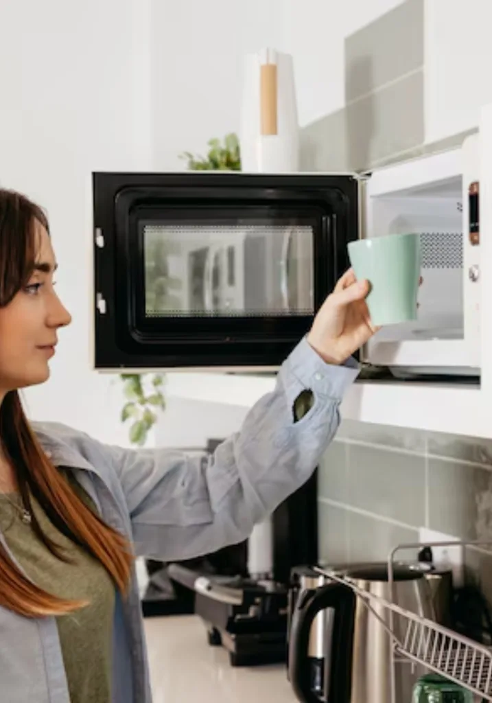Cocinar en microondas puede ser incluso más saludable que hervir, ya que el tiempo de cocción suele ser más corto y se utiliza menos agua, lo que evita que nutrientes solubles como la vitamina C y las del grupo B se diluyan y se pierdan. Foto: Freepik