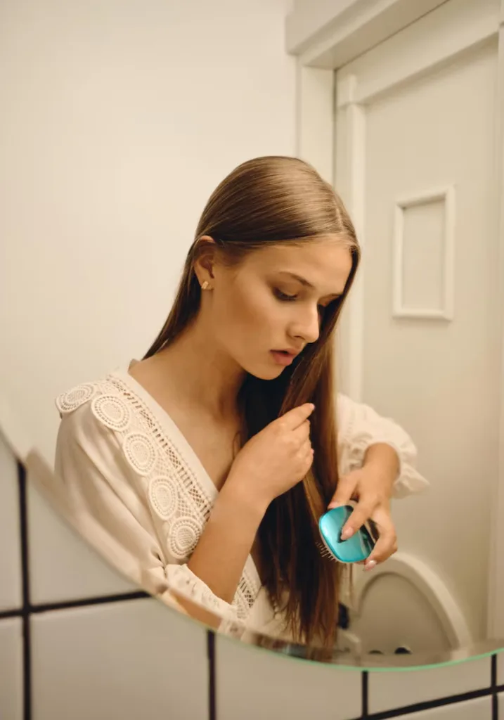 Dile adiós al frizz: métodos y soluciones para un cabello más suave y manejable. Foto: Freepik