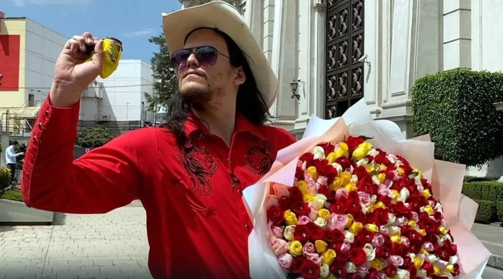 Pareja de “Flores el Patrón” lo denuncia por agresión e intento de arrebatarle a su hijo Flores El Patrón. Foto: YouTube