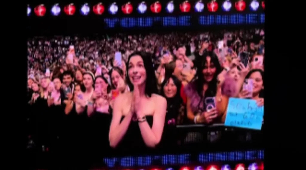 Anne Hathaway sorprende al ser “arrestada” por Sabrina Carpenter durante su show en Nueva York Anne Hathaway. Foto: captura de pantalla