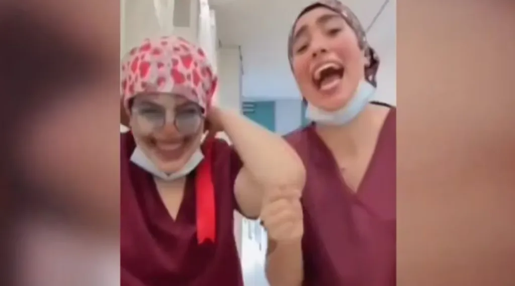 Médicas desatan críticas tras reírse de paciente en video viral Médicas del IMSS en Irapuato son criticadas por burlarse del sufrimiento de una paciente en video. Foto: ksdy50