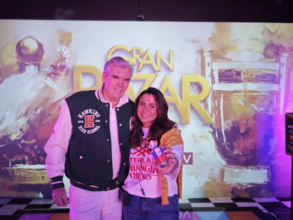 Sisterland de Stranger Things conquista el olfato y transporta a la nostalgia de la época ochentera La campaña de Sisterland Stranger Things transmite un mensaje de sororidad y autenticidad.