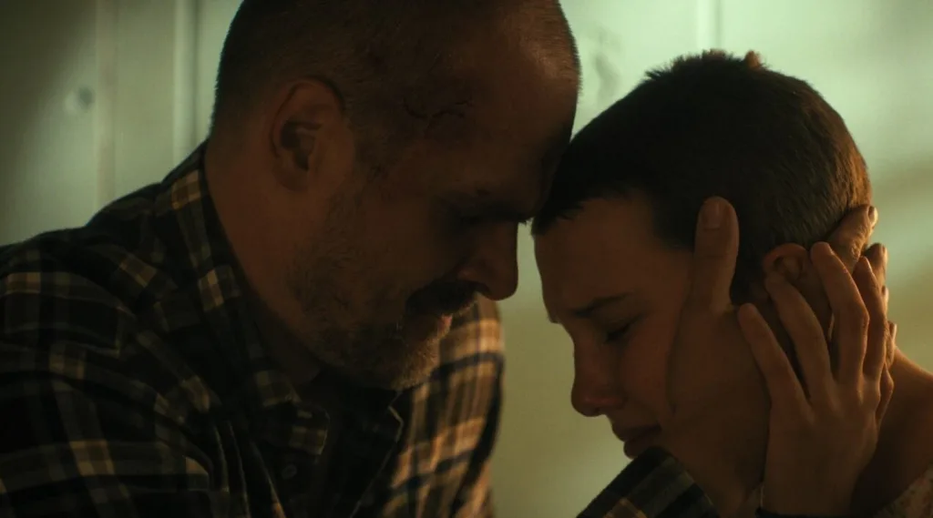 Millie Bobby Brown acusa a David Harbour de acoso en el set de “Stranger Things” La protagonista de Netflix presentó una queja contra su “padre” en la ficción, David Harbour. Foto: Cortesía Netflix