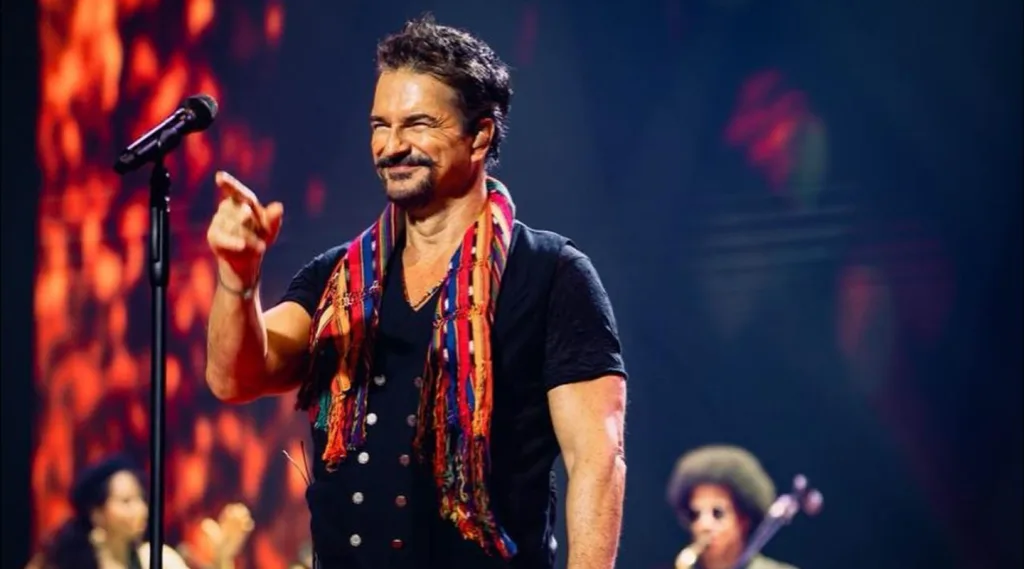 Ricardo Arjona destaca a Léster Martínez en su concierto: “Estos son los chapines que necesitamos” Ricardo Arjona destaca a Léster Martínez en Guatemala: “Estos son los chapines que necesitamos”. Foto: Ricardo Arjona