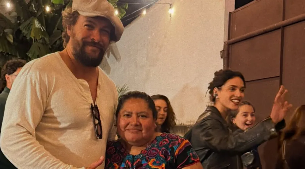 Tortillas, tradición y estrellas: así fue la visita de Arjona y Jason Momoa en Antigua Guatemala Entre comales y nostalgia: Arjona y su familia viven una visita especial en Comalote. Foto: Redes sociales