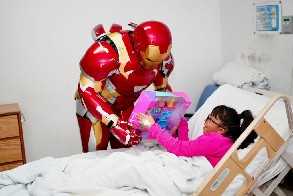 El “Iron Man” de Mixco lleva alegría navideña al Hospital Infantil Juan Pablo II