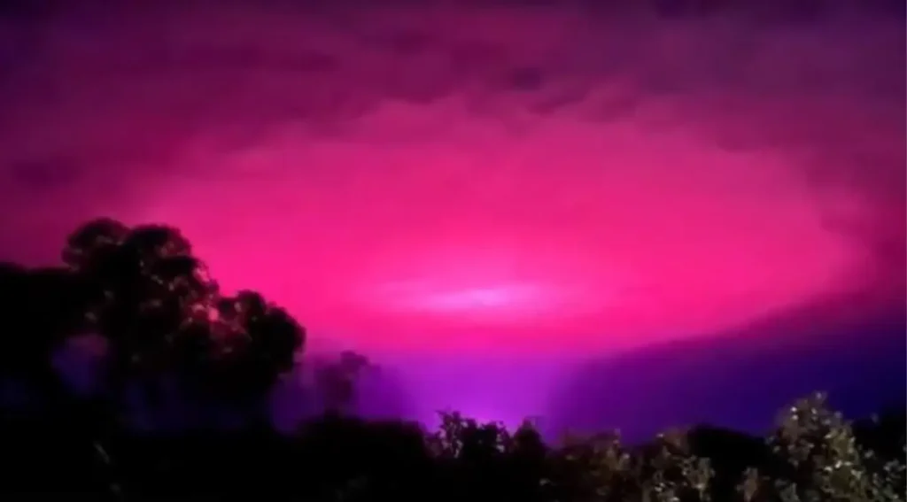 La razón detrás del inusual y misterioso cielo rosa en Reino Unido. Foto: Instagram