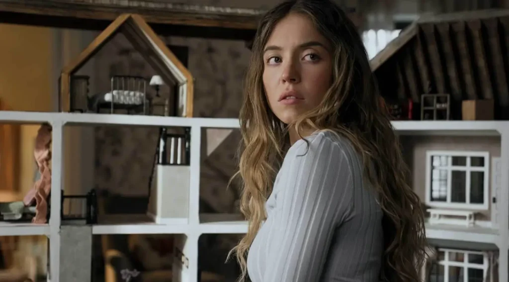 La trama se centra en Millie (Sydney Sweeney), una joven que llega a trabajar al servicio de una familia rica, sin imaginar que la casa esconde un ambiente opresivo. Foto: megustaelcine.