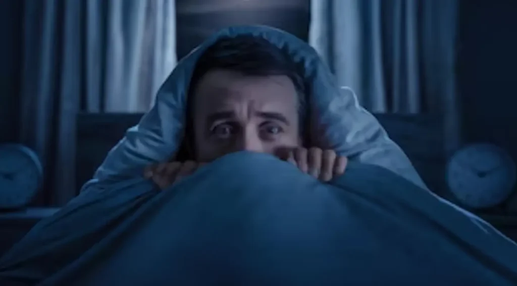 Persona durmiendo con miedo. Foto: Freepik