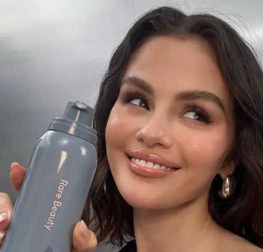 Selena Gomez impone tendencia con el tono “Apple Cider” en sus uñas